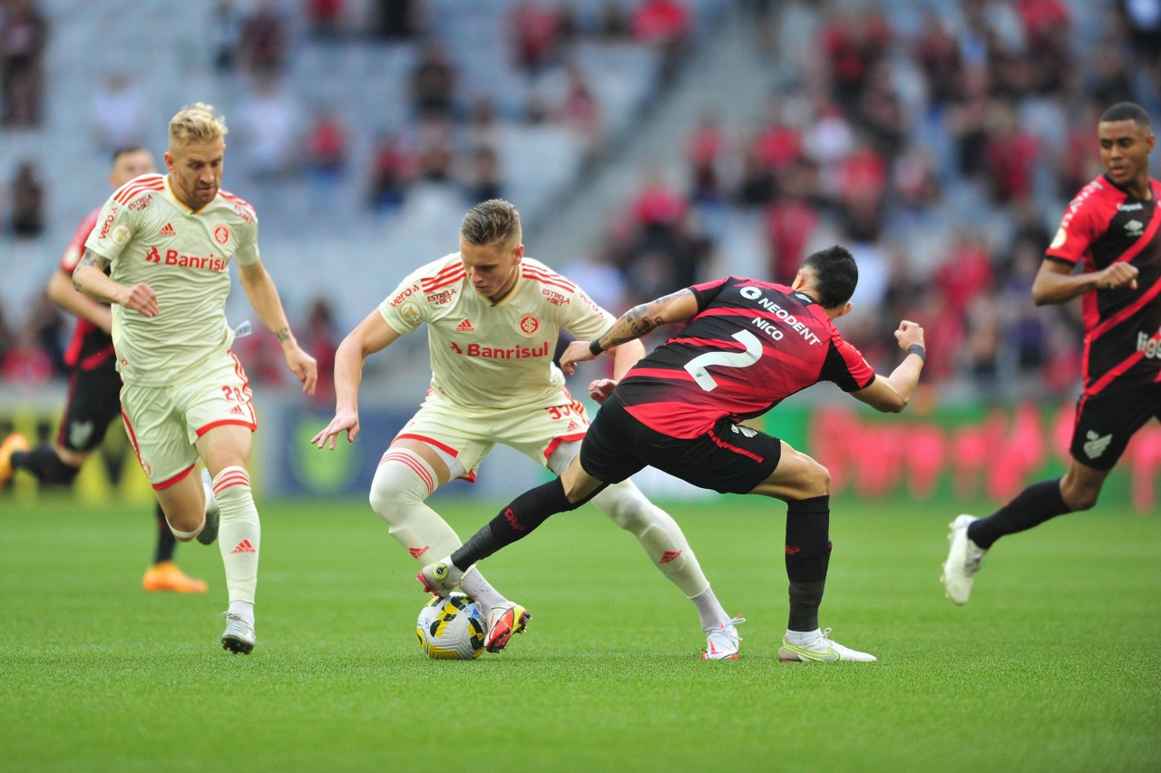 O Inter segue em terceiro na tabela com 29 pontos e o Athletico vem logo atrás, em quarto, com 28