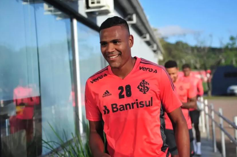 Mikael tem vínculo por empréstimo até o meio do ano e jogou só dez minutos até agora