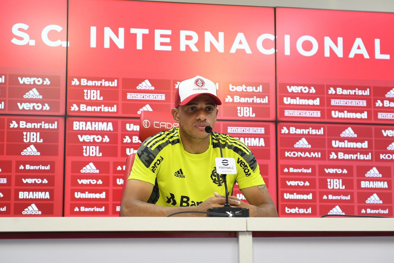 Taison afirmou que clube deve a jogadores