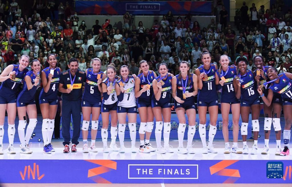 Itália venceu o Brasil e foi campeã da VNL pela primeira vez; naipe masculino também terá campeão inédito