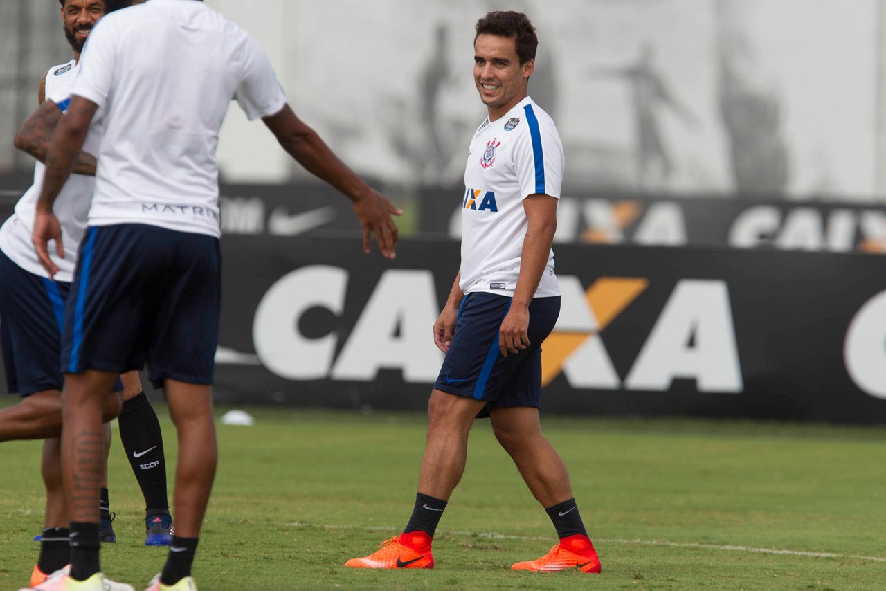 Jadson iniciou a atividade, mas sentiu um desconforto na coxa direita e fez tratamento com gelo, a princípio, ele não será desfalque