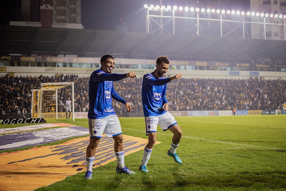 Jajá comemora gol sobre o Criciúma dançando ao lado de Matheus Bidu