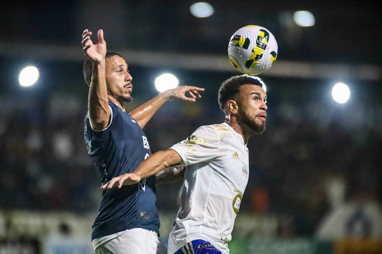 Jajá (d) do Cruzeiro em lance de disputa de bola aérea