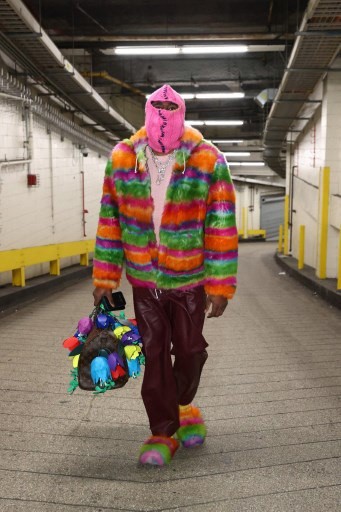 James Harden chegou no local de jogo com look ousado e chamou atenção