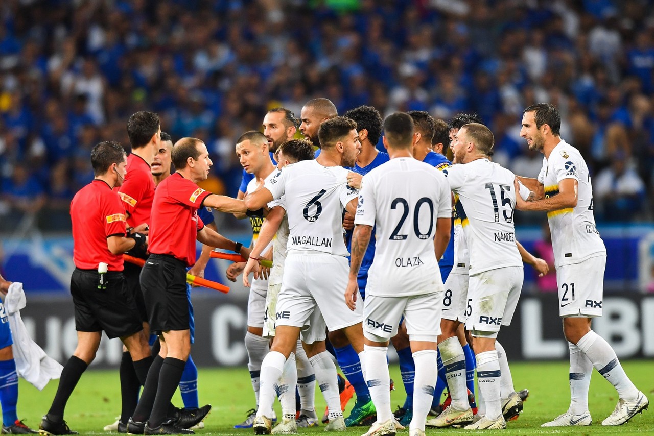 Jogadores de Cruzeiro e Boca Juniors reclamaram das decisões do árbitro uruguaio