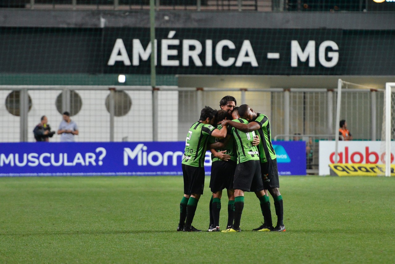 Jogadores do América comemoram vitória importante em cima do Vasco