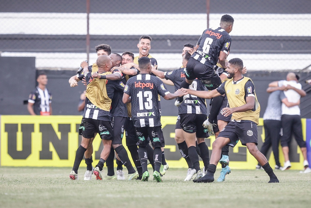 Jogadores do Athletic comemoram o gol que garantiu o título da Recopa, neste sábado (14), em São João del Rei