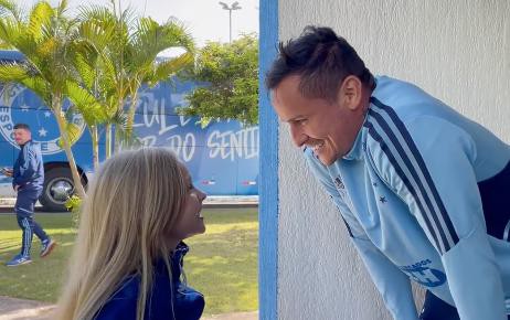 Alice é torcedora do Cruzeiro e sempre acompanha dos jogos do time