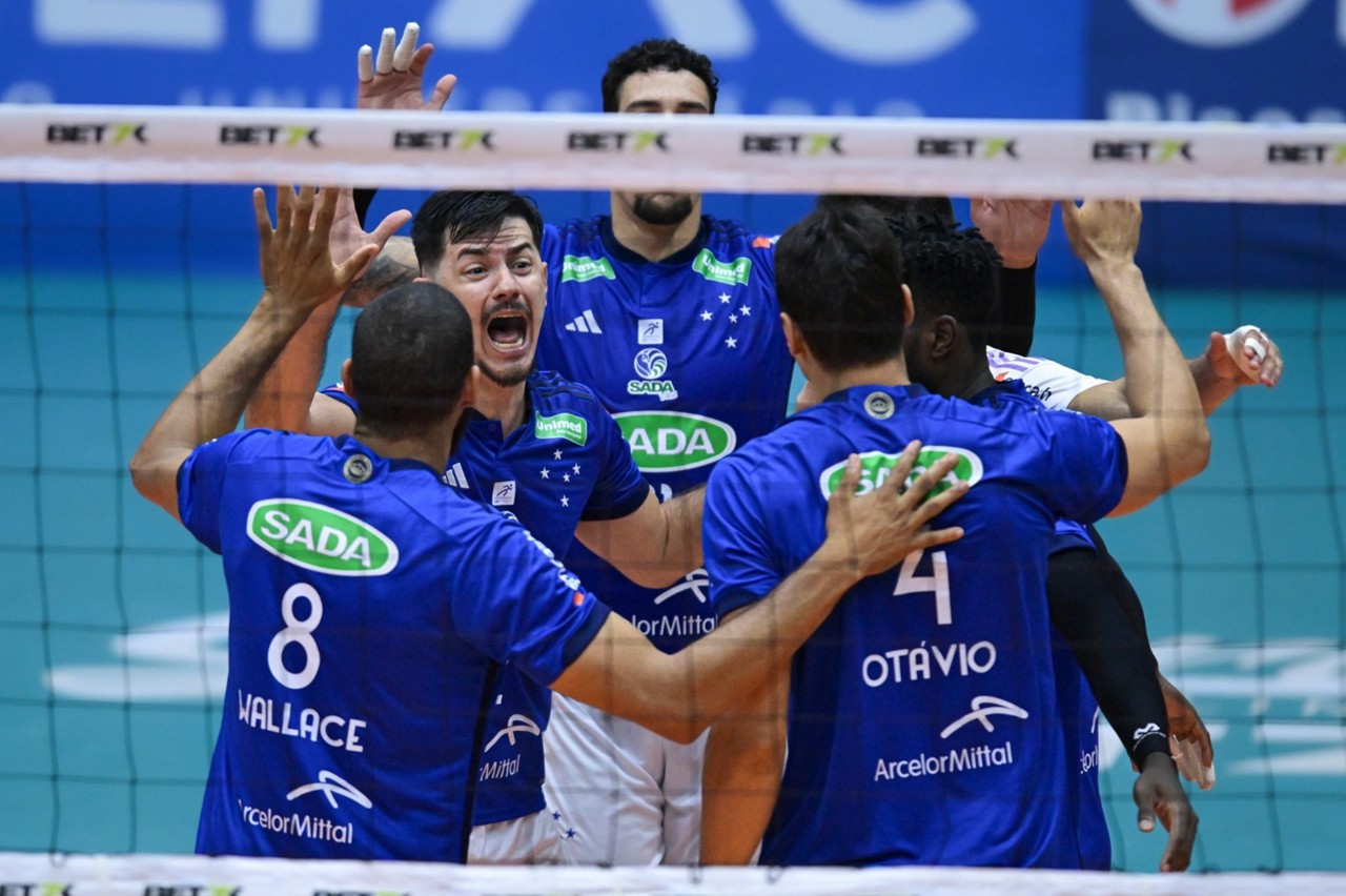 Jogadores do Sada Cruzeiro celebram a oitava vitória na Superliga, a sétima por 3 a 0