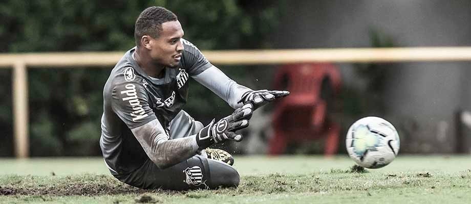 John voltará ao gol do Santos depois de quase um ano