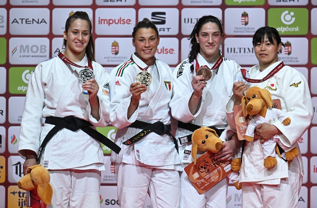 Mayra Aguiar (terceira da esquerda para a direita) garantiu o bronze no Grand Slam de Judô