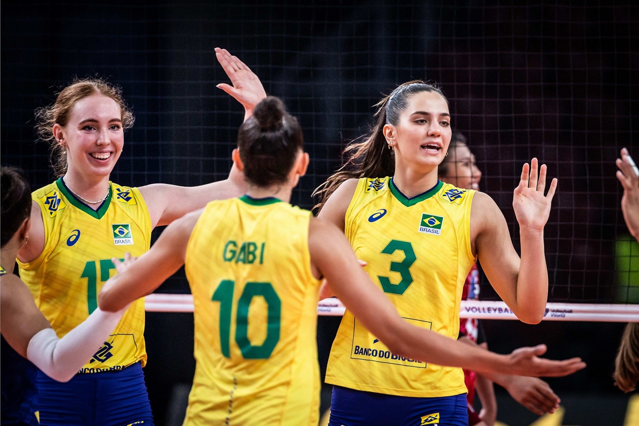 Brasil encara a Sérvia, atual campeã mundial, neste sábado (16)