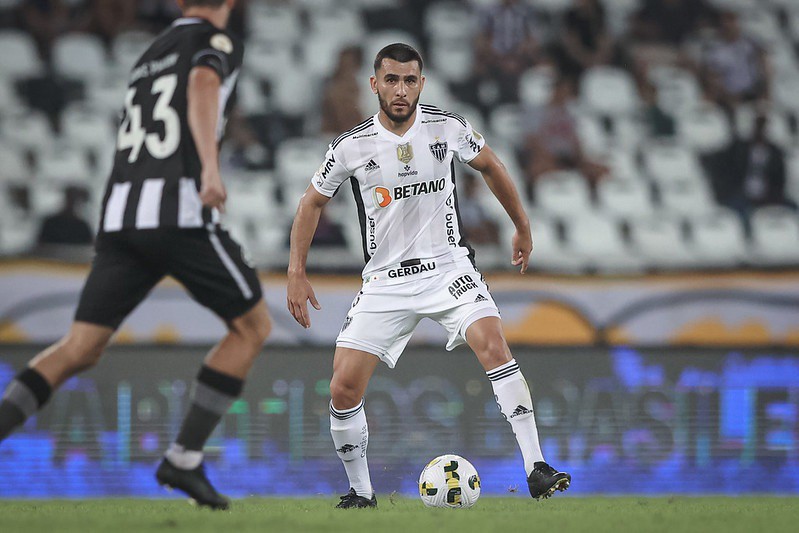 Junior Alonso, do Galo, em ação contra o Botafogo