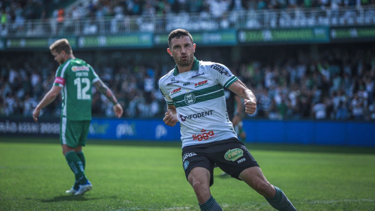 Adrián Martínez marcou um dos gols dos donos da casa