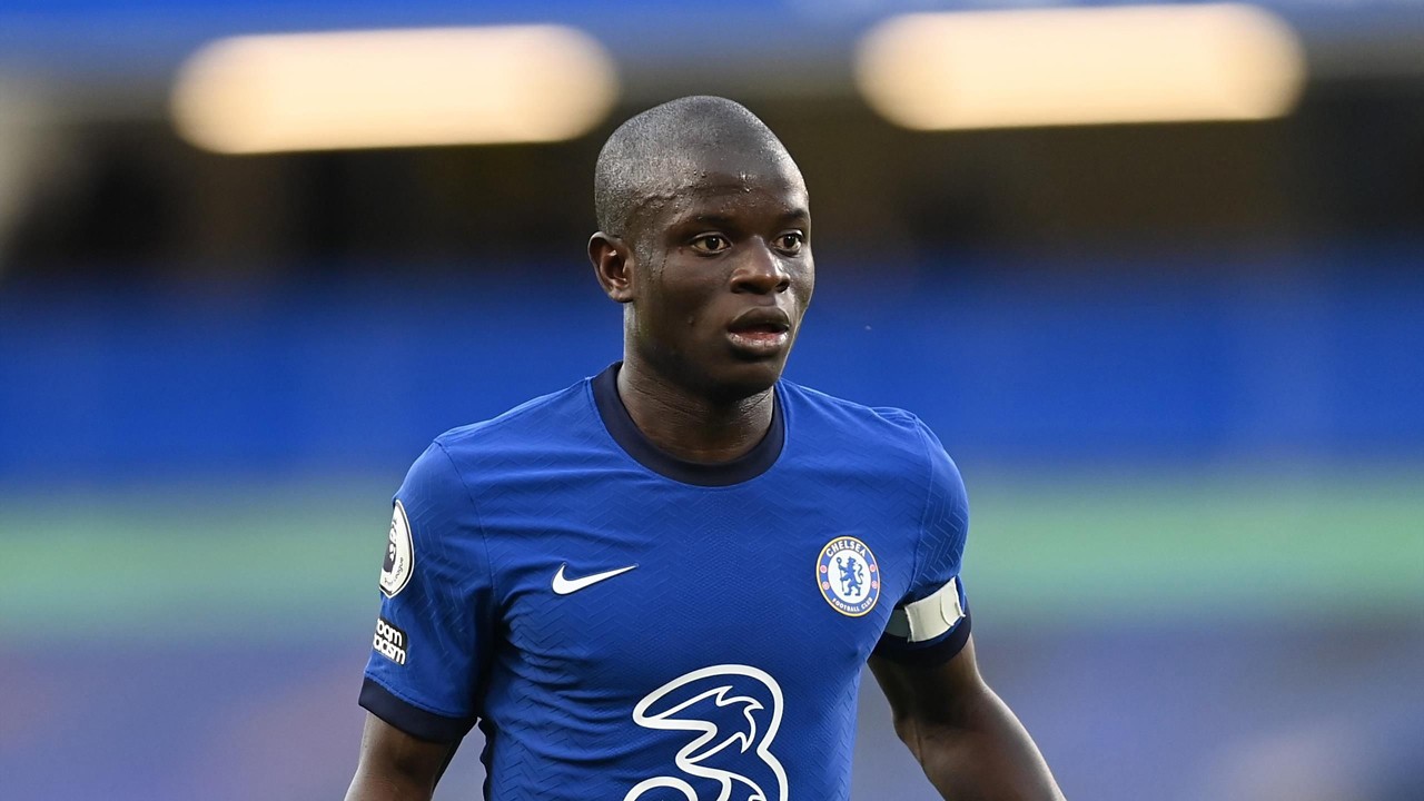 Kanté, volante do Chelsea, se repera de lesão e está fora dos gramados