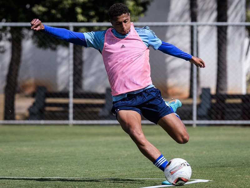 Lateral esquerdo Rafael Santos perdeu espaço no elenco do Cruzeiro e será emprestado ao Coritiba