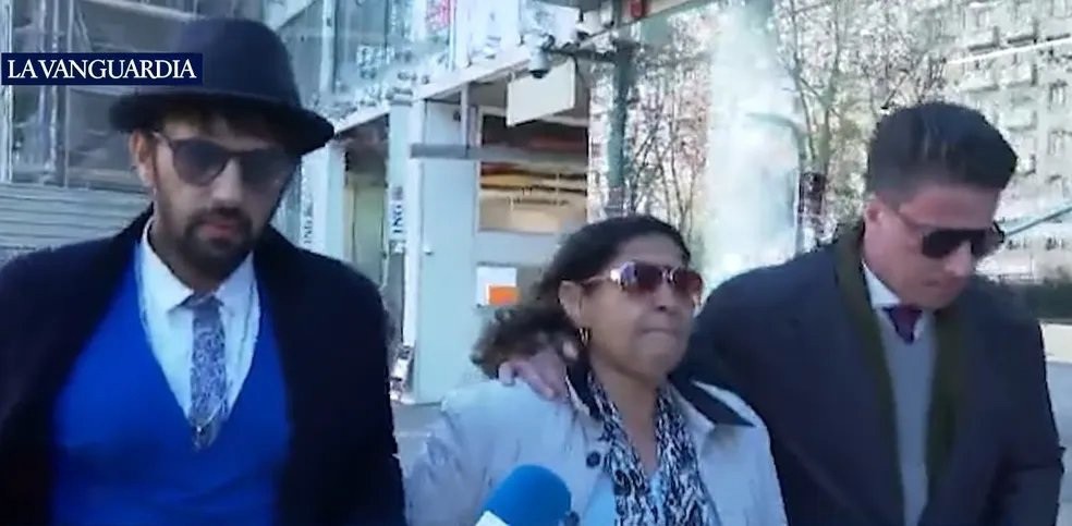 Mãe de Daniel Alves (ao centro) foi flagrada por jornalistas após encontro com advogados do jogador