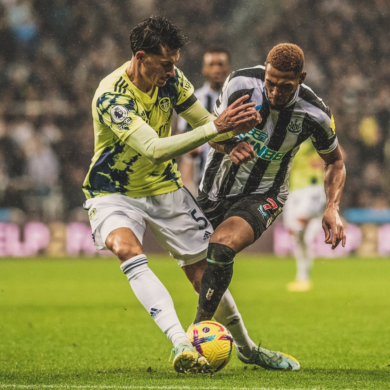 Leeds e West Ham se enfrentam no Ellan Road nesta quarta-feira (4)