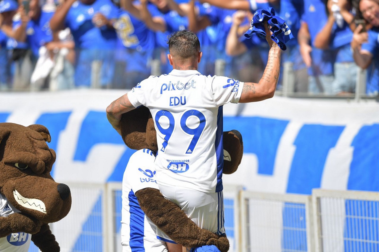 Artilheiro Edu comemora gol do Cruzeiro nos braços do 'Raposão'; sintonia com a China Azul tem sido um dos diferenciais da campanha