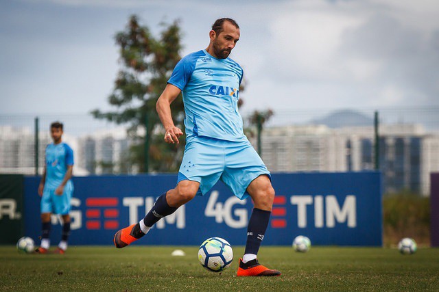 Argentino, o atacante Hernán Barcos exaltou a tradição do adversário e de seu estádio, La Bombonera, mas ressaltou a experiência do time celeste para não sentir a pressão da torcida