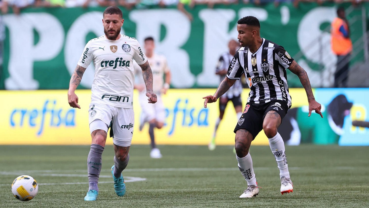 Zé Rafael e Jair em disputa de meias no único jogo entre os times em 2022