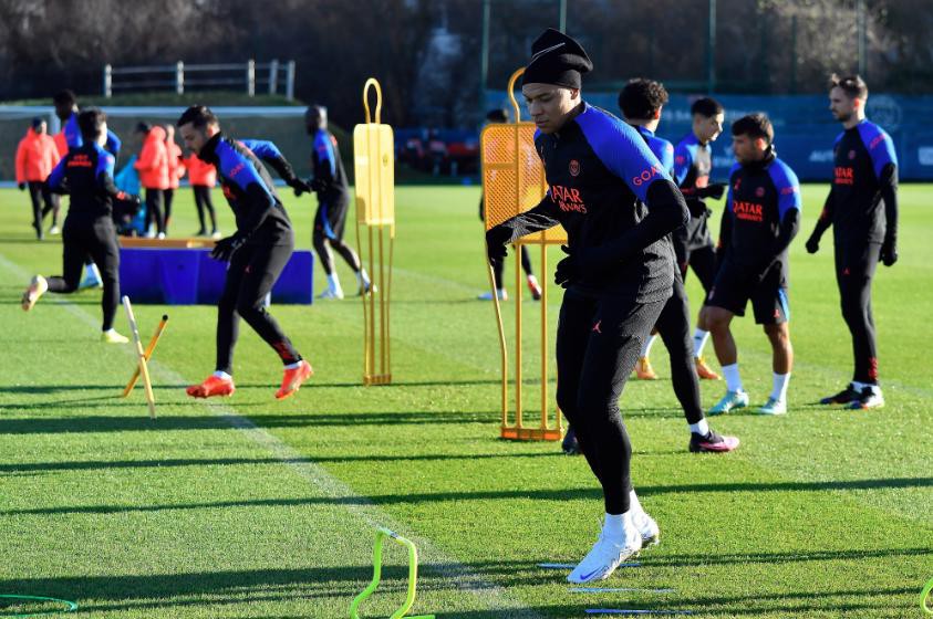 Mbappé, assim como Neymar, está treinando, mas ainda não tem escalação garantida