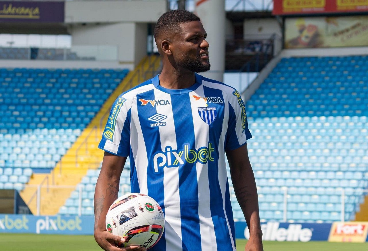 Lucas Ventura foi recebido pela diretoria do Avaí e já posou com a camisa do clube catarinense