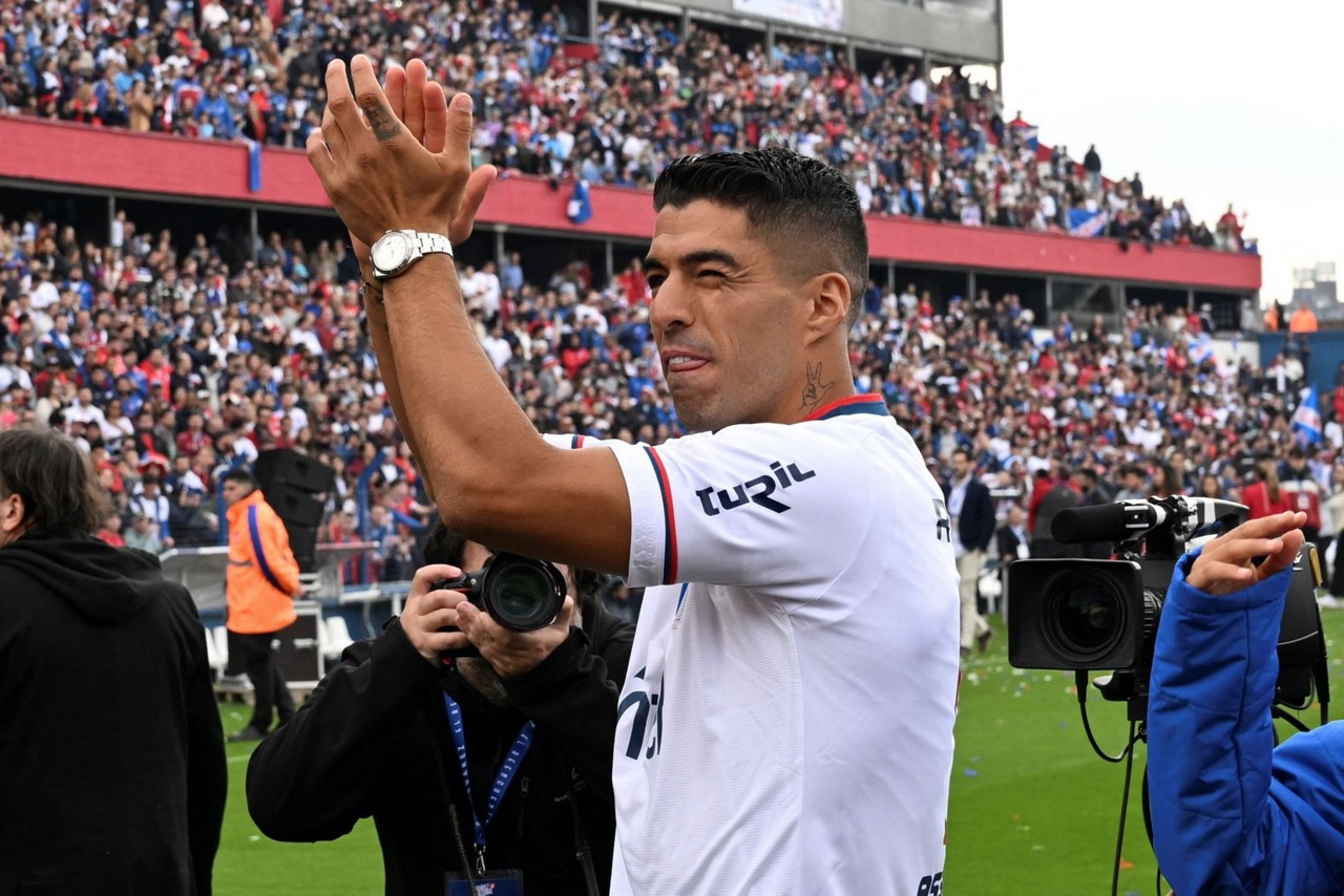 Luís Suárez foi apresentado com estádio lotado no Uruguai