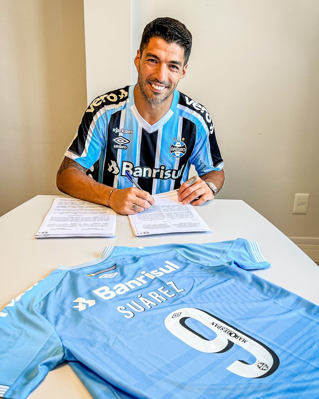 Luis Suárez assinou contrato com o Grêmio