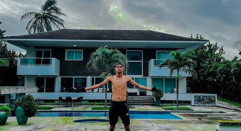 Luva de Pedreiro mostra sua casa nova, no litoral de Pernambuco