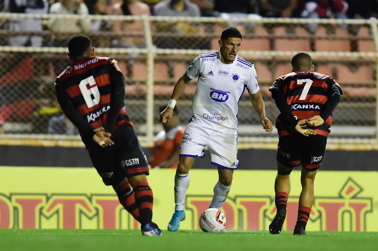 Luvannor fez o gol no empate celeste, mas acabou levando o terceiro amarelo em Itu