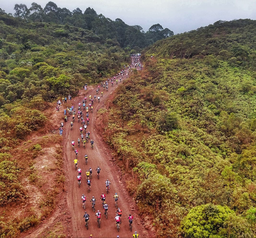 Mais de 2.000 participantes enfrentaram ainda lama e travessias de rios em 98 km no sábado e mais 65 km no domingo em Mariana