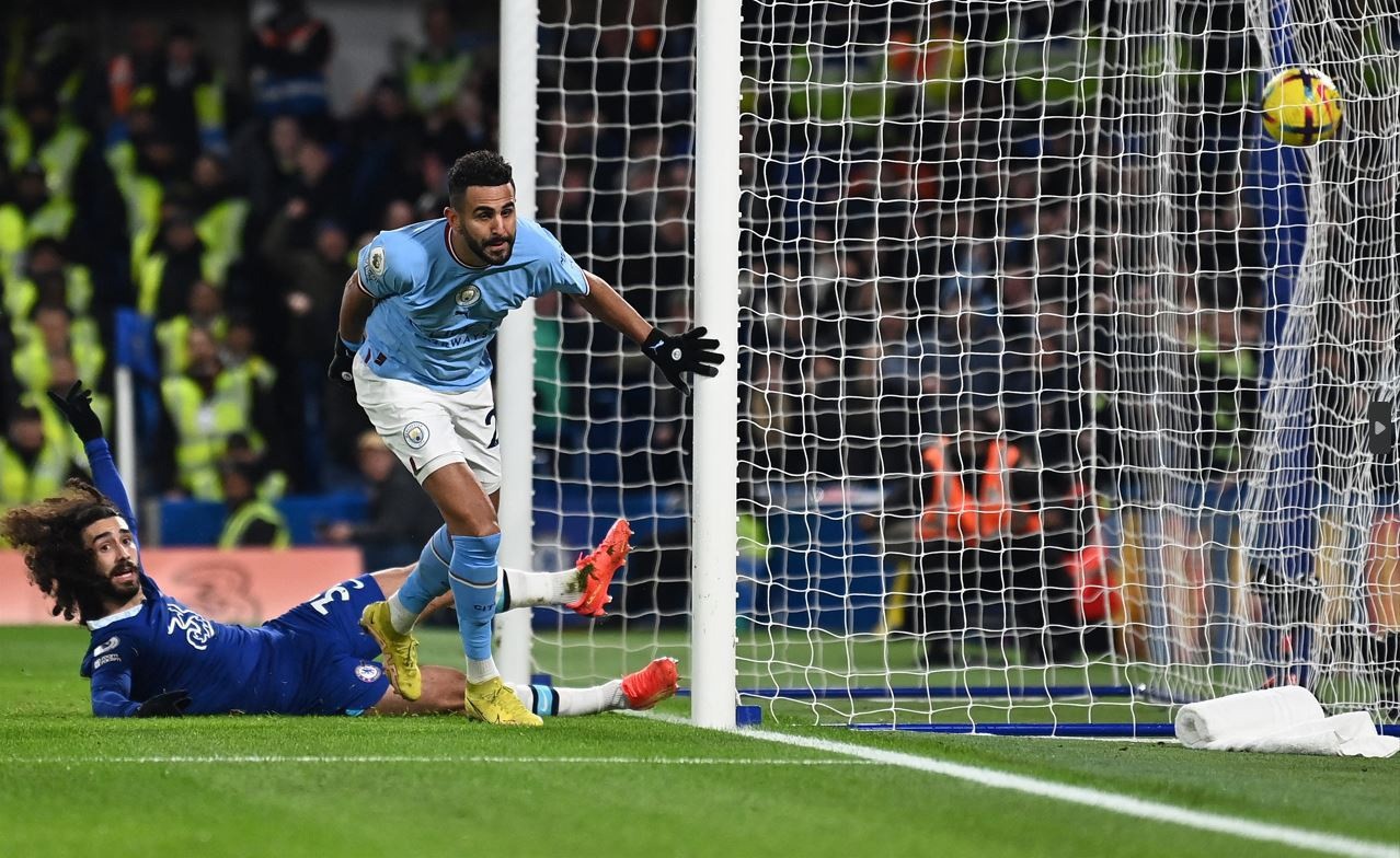 Riyad Mahrez, atacante do Manchester City, marca sobre o Chelsea