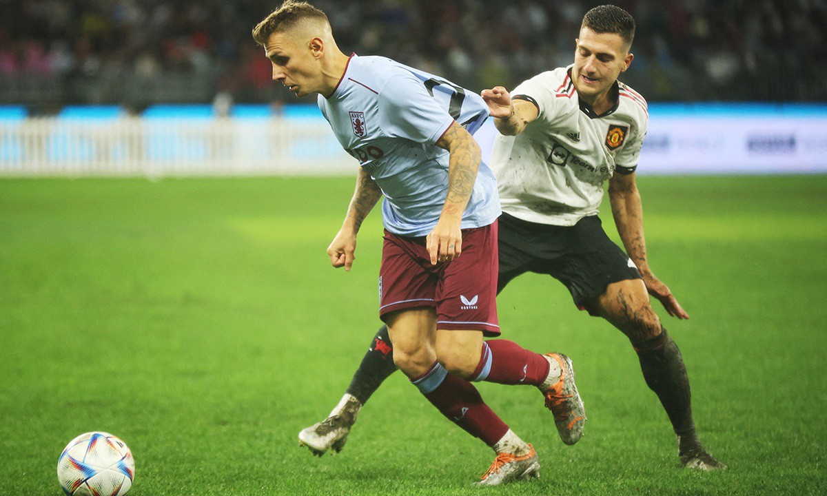 Chuva prejudicou jogo, mas United e Villa fizeram amistoso movimentado por quatro gols