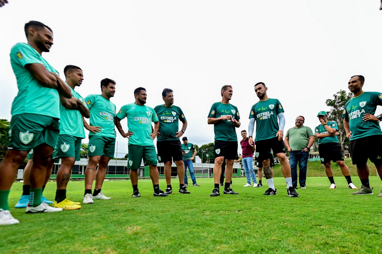 Mancini reuniu o elenco do América para falar sobre padrão de jogo e detalhes do adversário