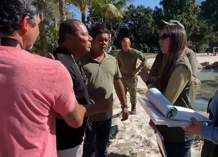 Família constrói um lago artificial no local