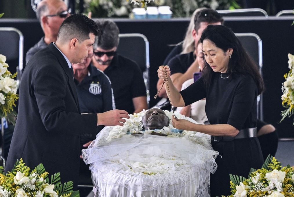 Márcia Aoki, viúva de Pelé durante o velório do Rei do Futebol