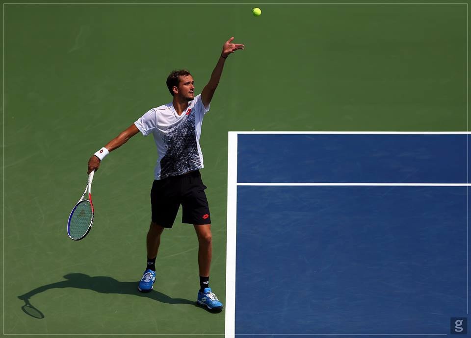 Medvedev quebrou o saque de Johnson duas vezes, uma em cada set, e precisou salvar apenas um break point na final