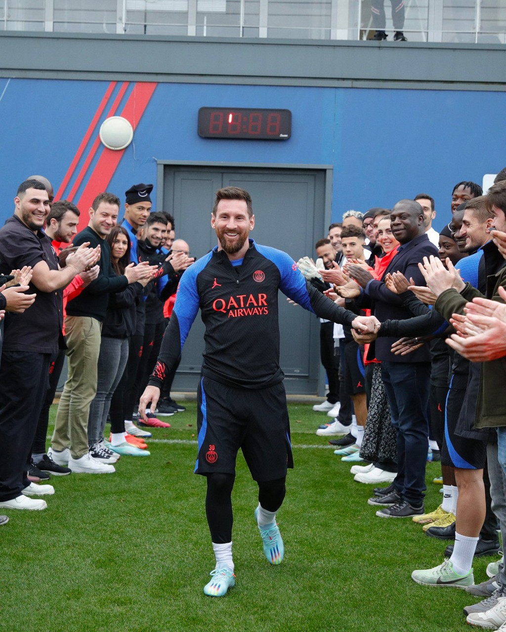 Messi foi recebido com festa pelos companheiros do PSG, da França, após a conquista do título mundial com a Argentina