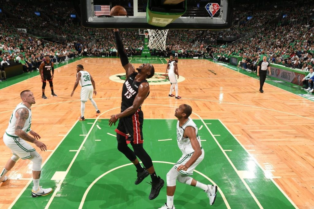 Adebayo decide, Miami Heat segura Celtics no fim e vence jogo 3 em Boston