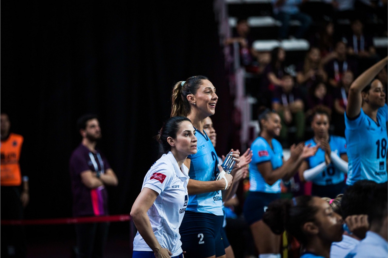 Carol Gattaz começou o jogo no banco e entrou no terceiro set