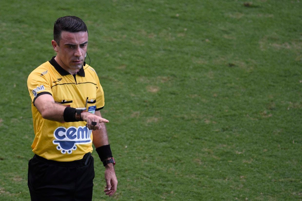 ESPORTES - BELO HORIZONTE - MINAS GERAIS - BRASIL - 17.4.2017 - CAMPEONATO MINEIRO DE FUTEBOL 2017 - Partida entre America MG x Cruzeiro na Arena Independencia em Belo Horizonte MG. Na foto, o arbitro ( juiz ) Igor Junio Benevenuto .
Foto: Douglas Magno / O Tempo