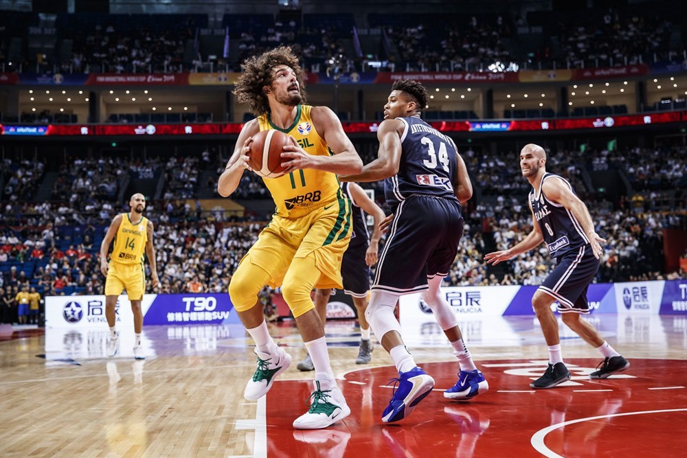 Varejão foi o destaque do Brasil diante da Grécia