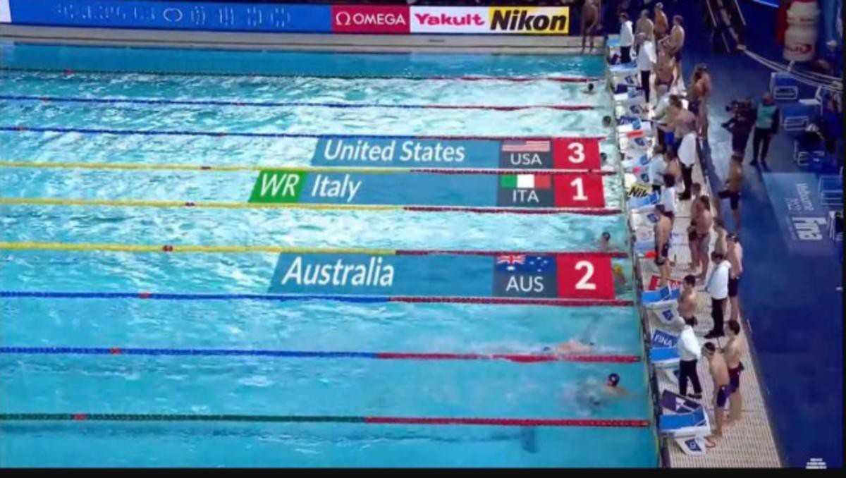 Em uma final de prova emocionante, os Estados Unidos e a Austrália dividiram o primeiro lugar dos 4x100m medley masculino neste domingo (18), em Melbourne, em prova válida pelo Campeonato Mundial de piscina curta.