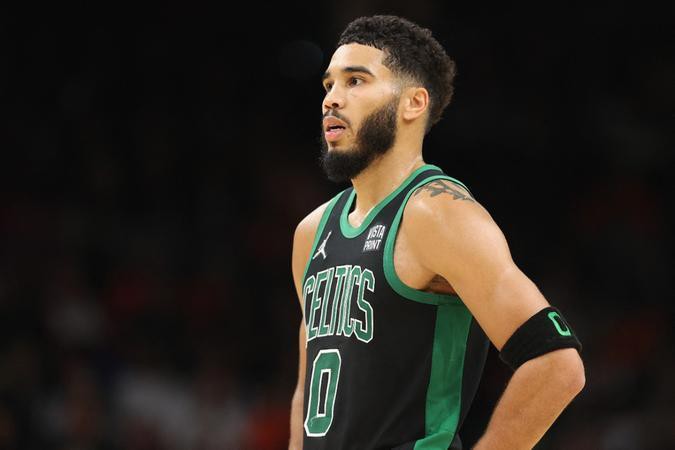 Jayson Tatum foi o cestinha da noite, comandando o Boston Celtics a mais uma vitória