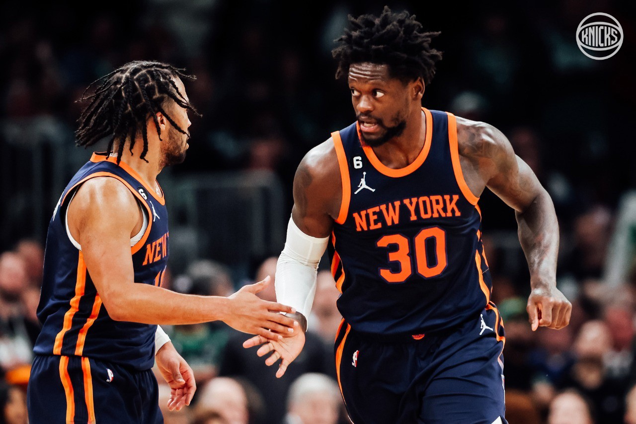 Jogadores do Knicks celebram mais uma cesta na vitória sobre o favorito Celtics