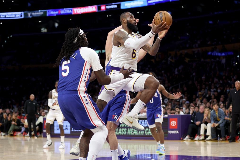 LeBron James, do Lakers, em jogo contra o 76ers