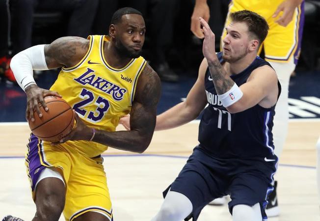 LeBron anotou 38 pontos; Doncic fez 32 e deixou a quadra com a vitória