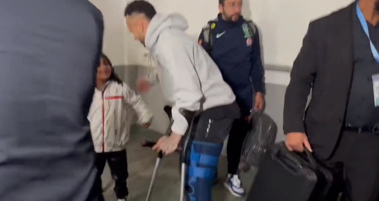 Neymar deixa o Uruguai de muletas
