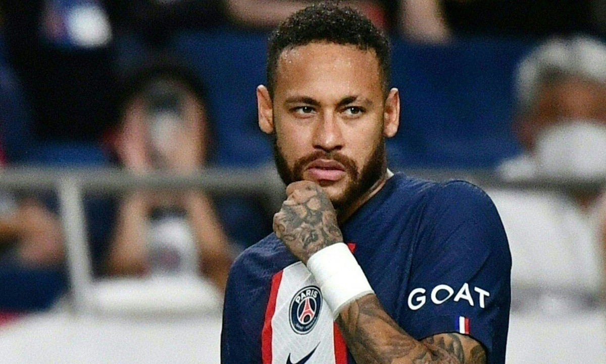 Neymar quer ficar no PSG, mas clube não garante permanência com janela ainda aberta no futebol europeu